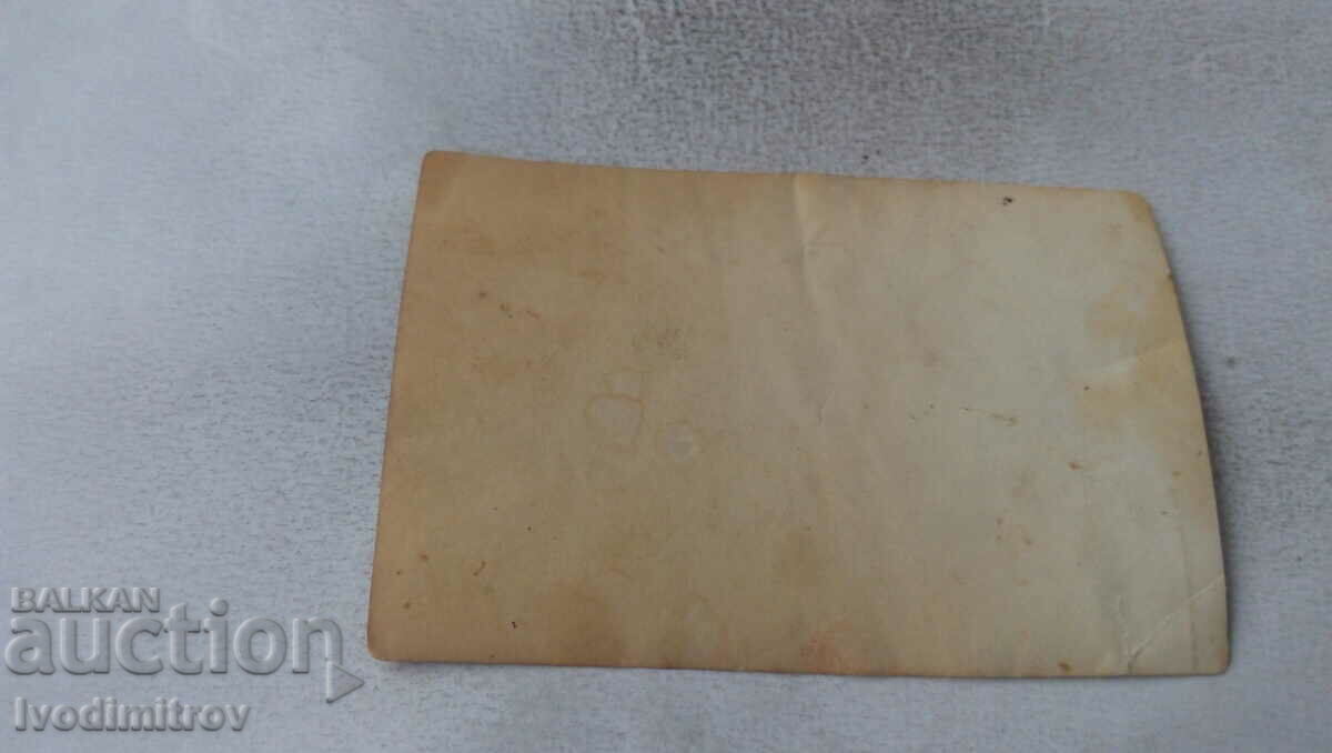 Fotografie Două femei în grădină cu preț 0.75 BGN | € 0.38 Fotografie Două femei în grădină cu preț 0.75 BGN | € 0.38