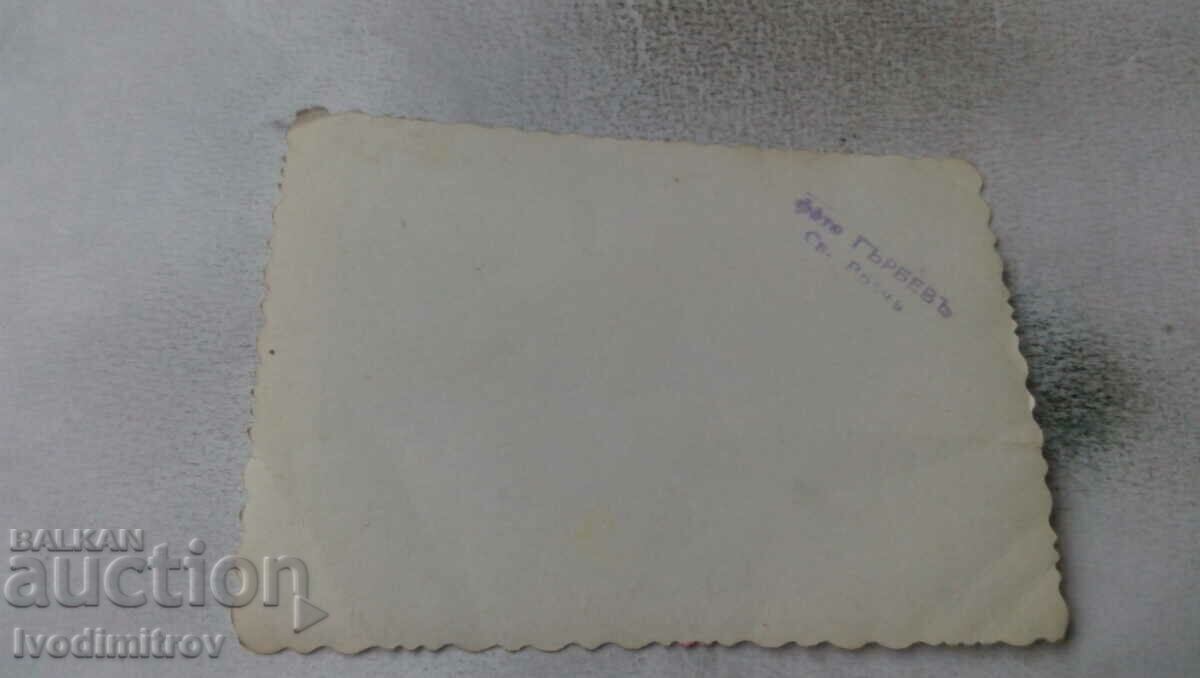 Fotografie Saint Doctor Company pe o pajiște deasupra orașului cu preț 2.35 BGN | € 1.20