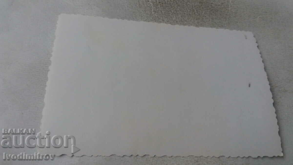 Φωτογραφία νεόνυμφων με τους φίλους τους με τιμή 1.35 BGN | € 0.69 Φωτογραφία νεόνυμφων με τους φίλους τους με τιμή 1.35 BGN | € 0.69