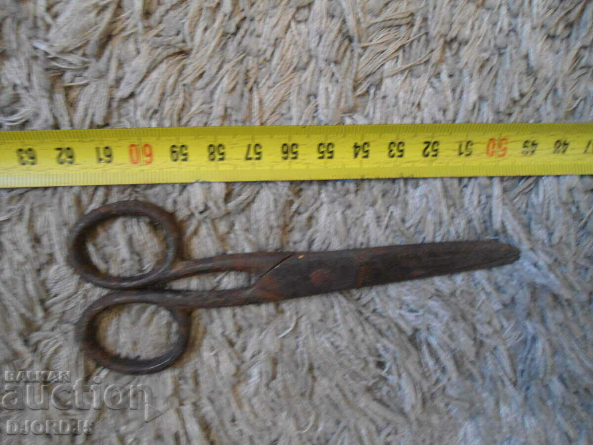 Auction  Old little scissors