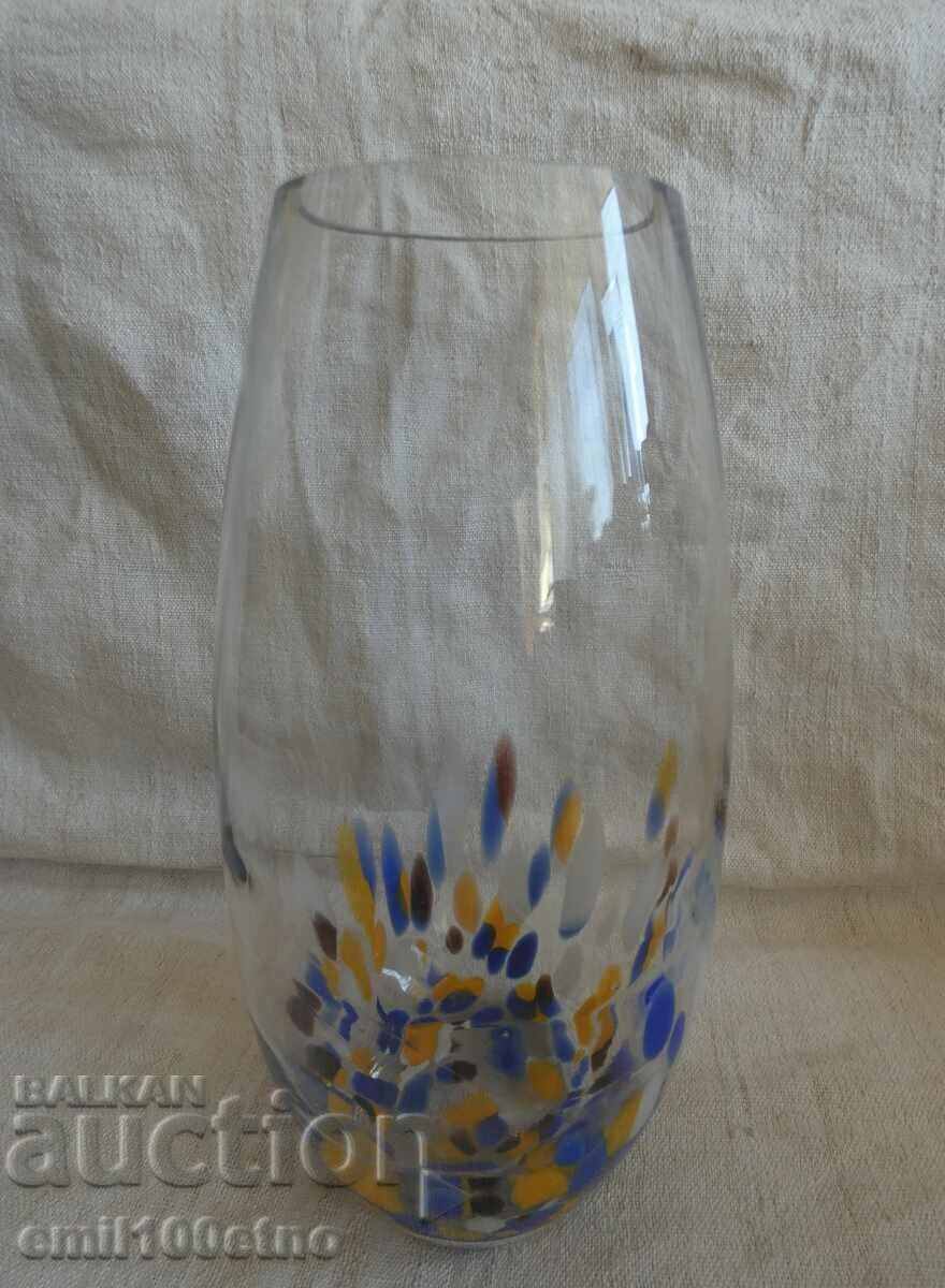 Frumoasa vaza de sticla cu decoratiuni multicolore