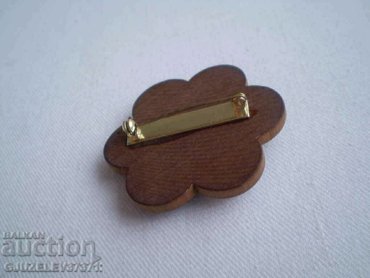 Delivery of Women's Flower Brooch Delivery of Women's Flower Brooch