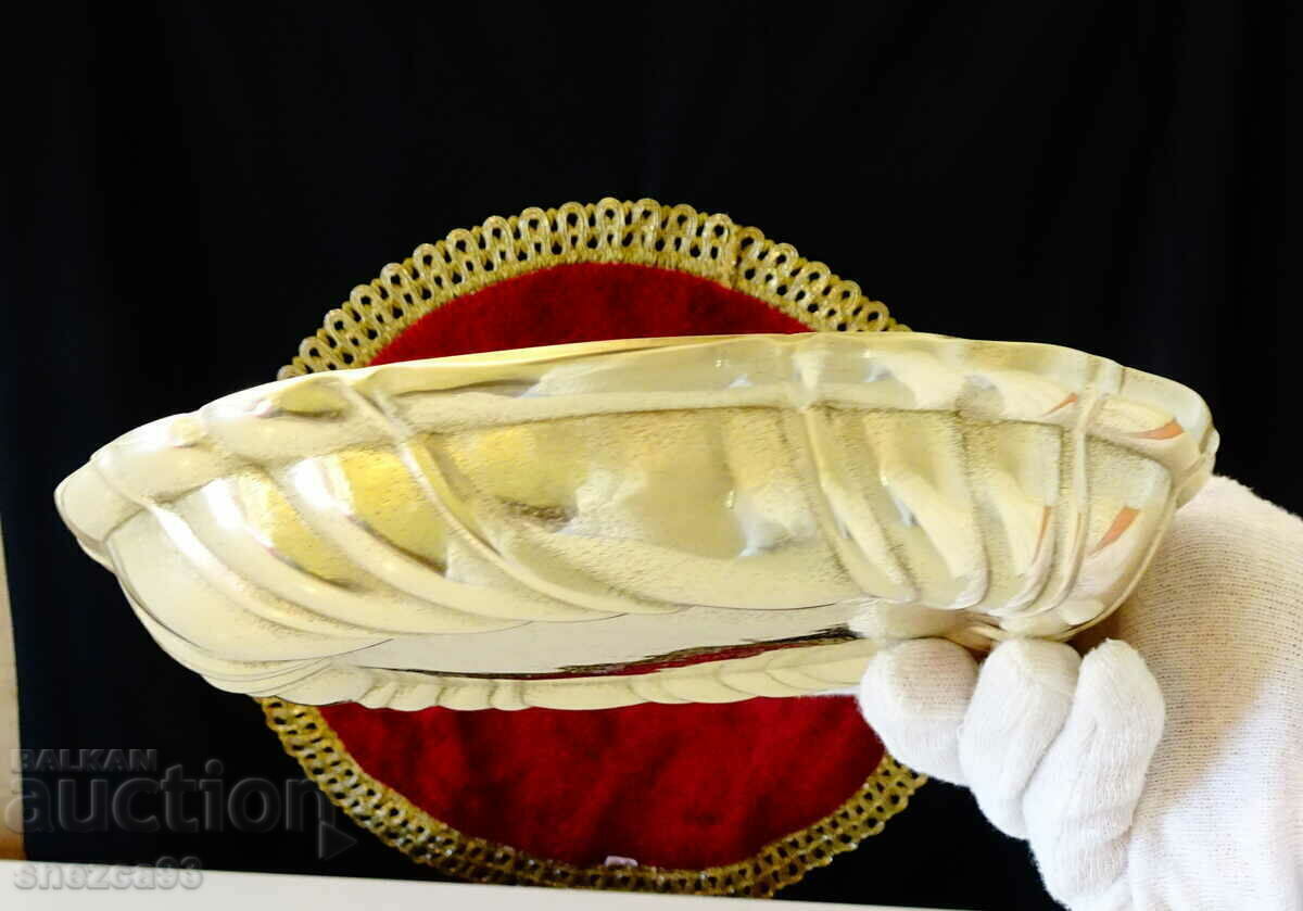 Delivery of Solid bronze fruit bowl, serving dish, baking. Delivery of Solid bronze fruit bowl, serving dish, baking.