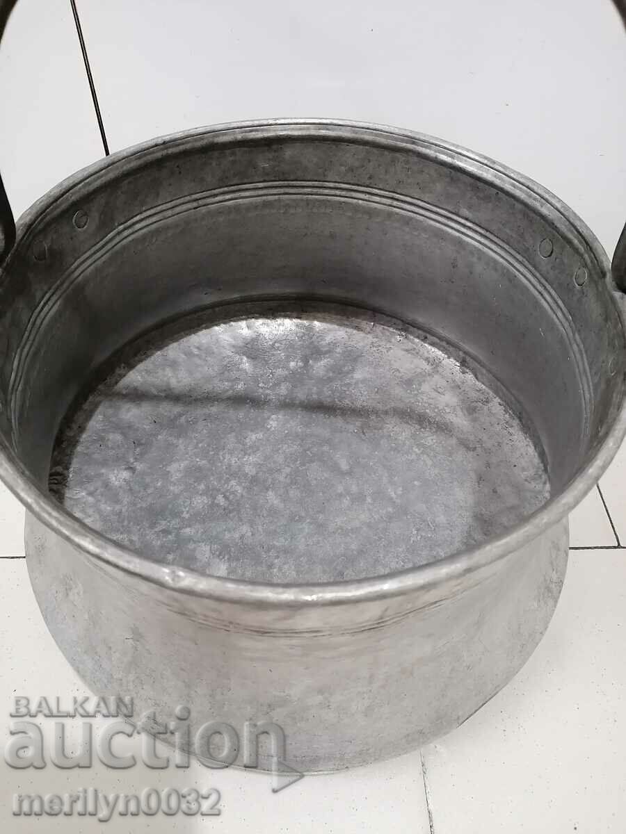 An old copper boiler, a pot, a malt, a baker with price 99.00 BGN | € 50.62 An old copper boiler, a pot, a malt, a baker with price 99.00 BGN | € 50.62