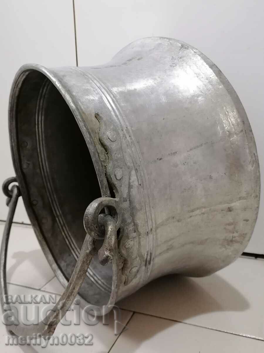 Auction An old copper boiler, a pot, a malt, a baker Auction An old copper boiler, a pot, a malt, a baker