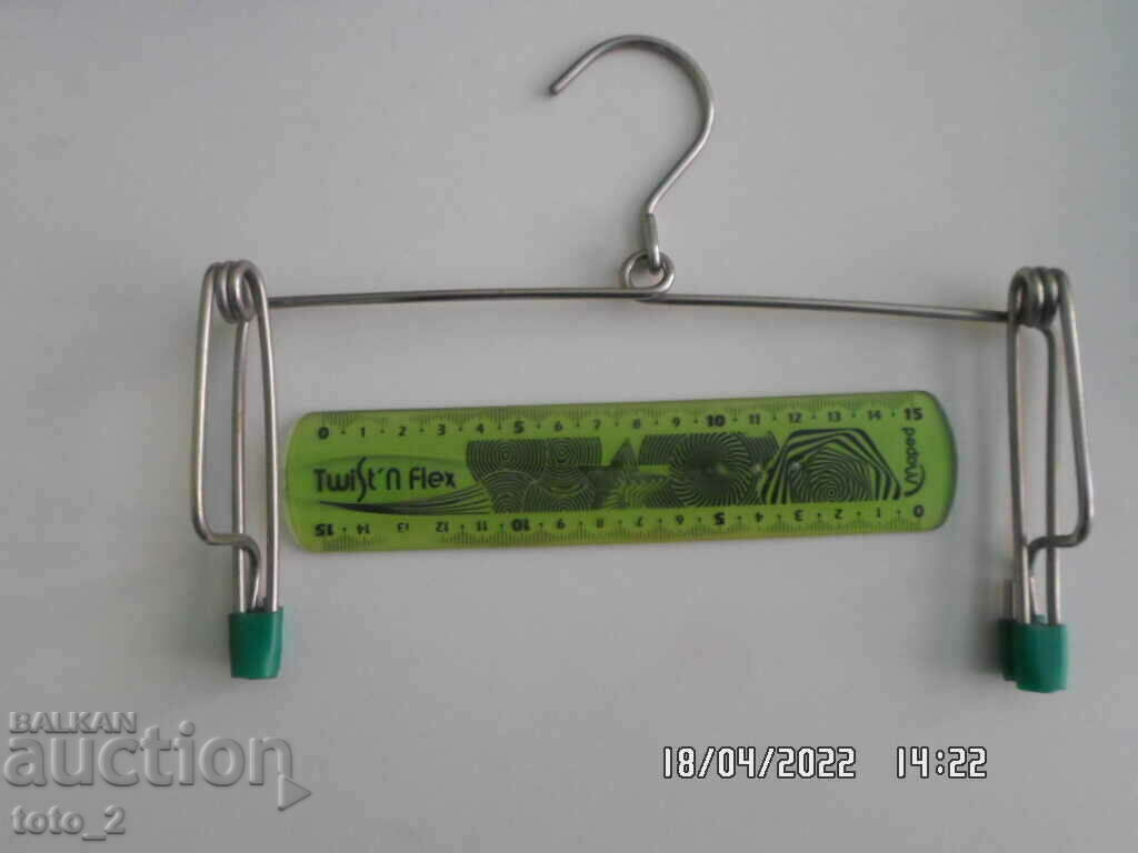 Umeraș din metal vechi cu preț 2.50 BGN | € 1.28 Umeraș din metal vechi cu preț 2.50 BGN | € 1.28