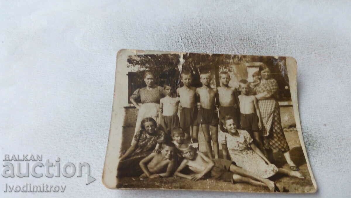 Снимка Жени и деца с къси панталонки 1938