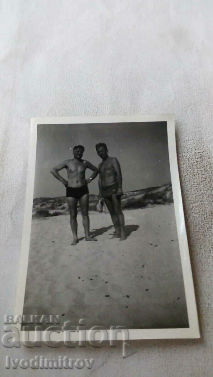 Photo Two men in swimsuits on the beach