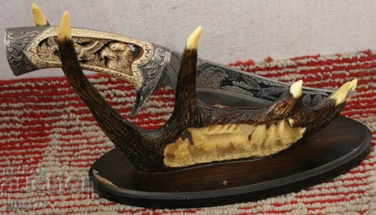 Auction KNIFE ON STAND Auction KNIFE ON STAND