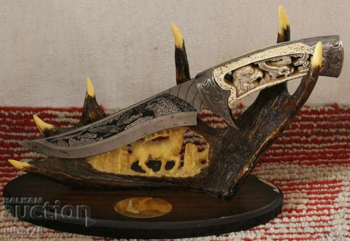 KNIFE ON STAND - 7 KNIFE ON STAND - 7