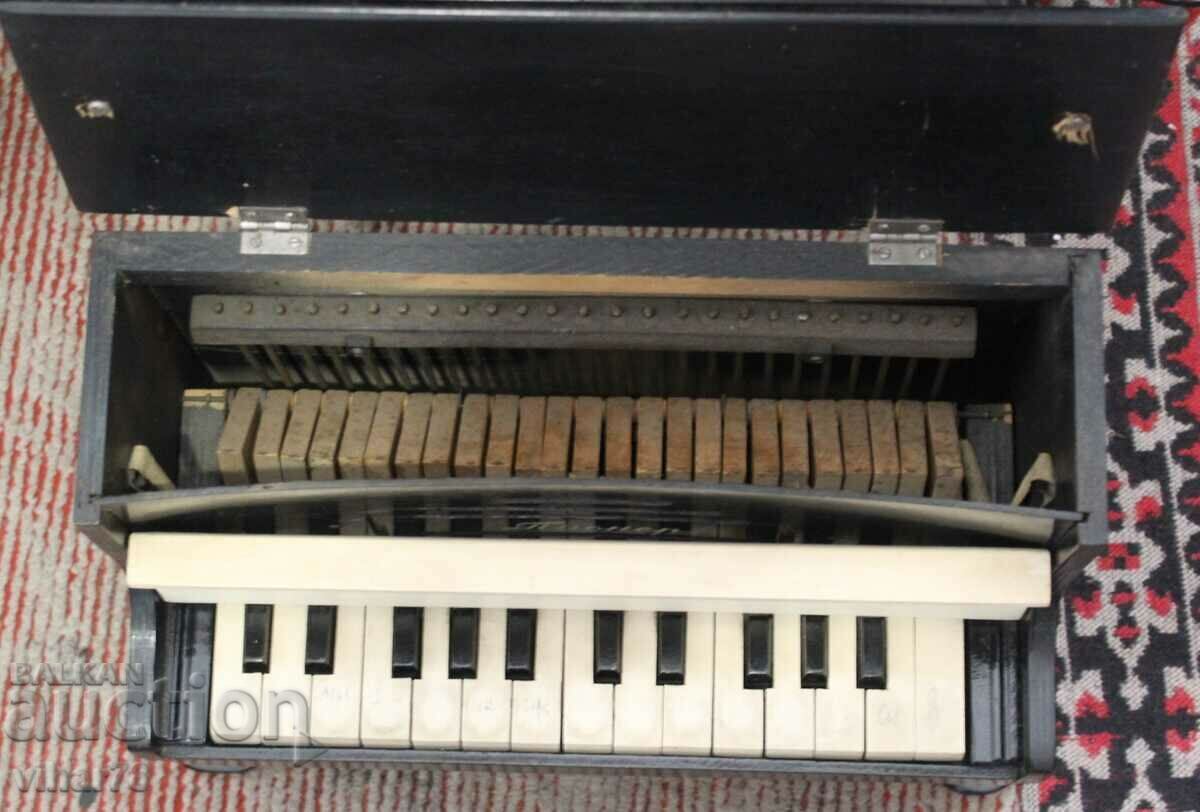 Delivery of OLD CHILDREN'S PIANO