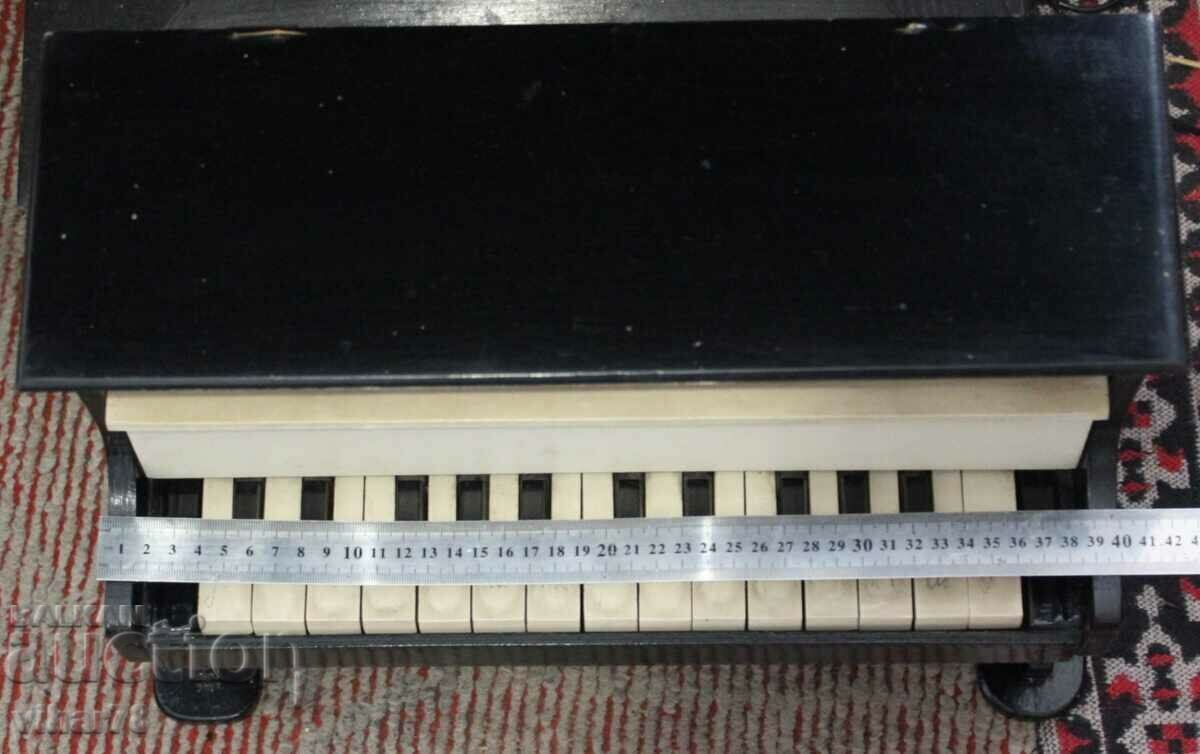 OLD CHILDREN'S PIANO - 5