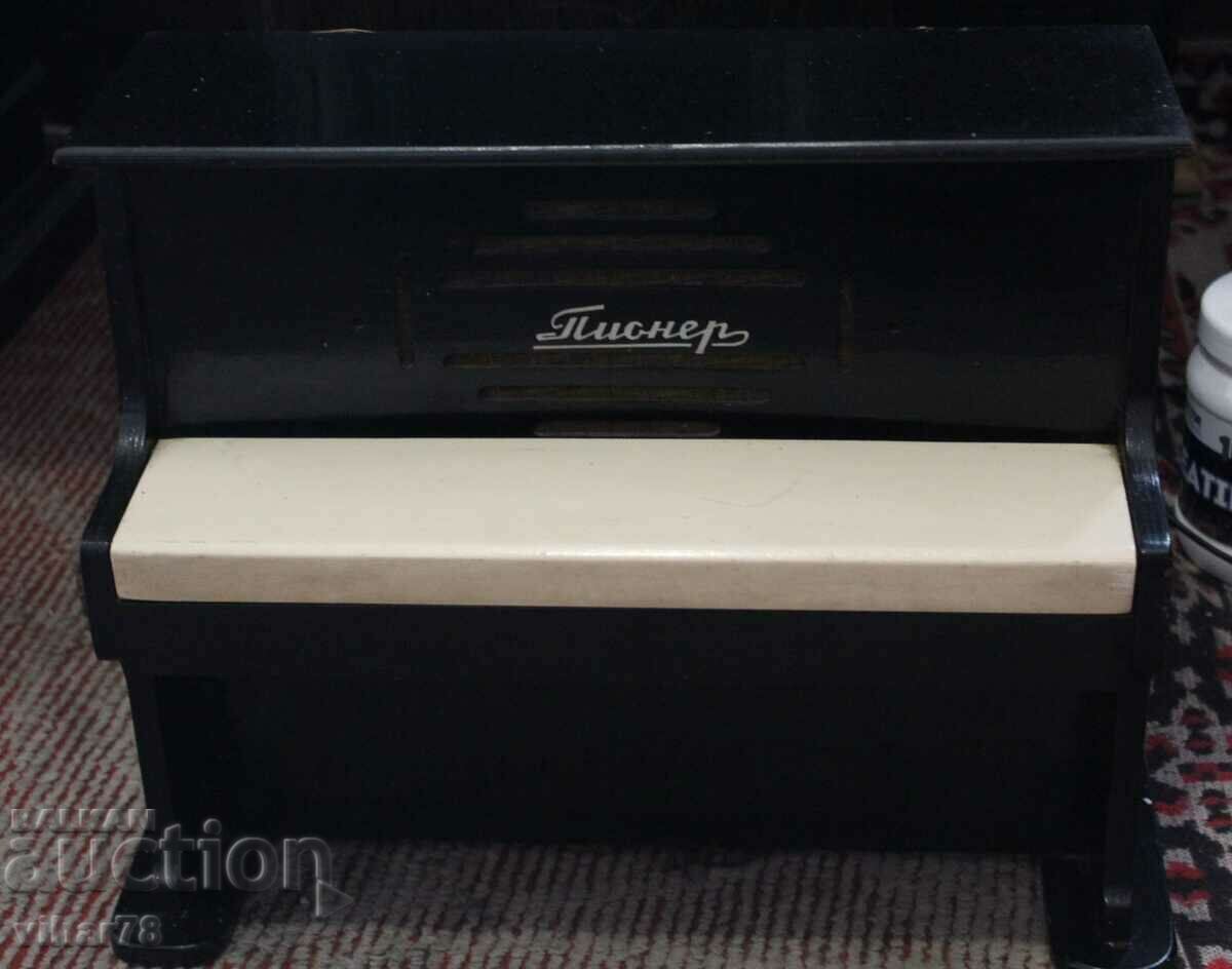 OLD CHILDREN'S PIANO - 6