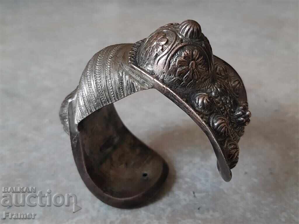 Livrarea Prăștie uriașă din argint Revival din 1860 păstrată