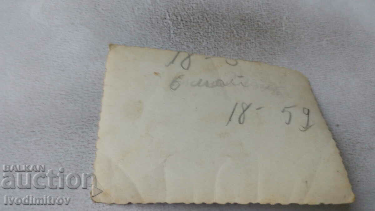 Φωτογραφία Σοφία Δύο άνδρες και μια γυναίκα στην πλατεία για την ημέρα του Αγίου Γεωργίου με τιμή 2.45 BGN | € 1.25 Φωτογραφία Σοφία Δύο άνδρες και μια γυναίκα στην πλατεία για την ημέρα του Αγίου Γεωργίου με τιμή 2.45 BGN | € 1.25