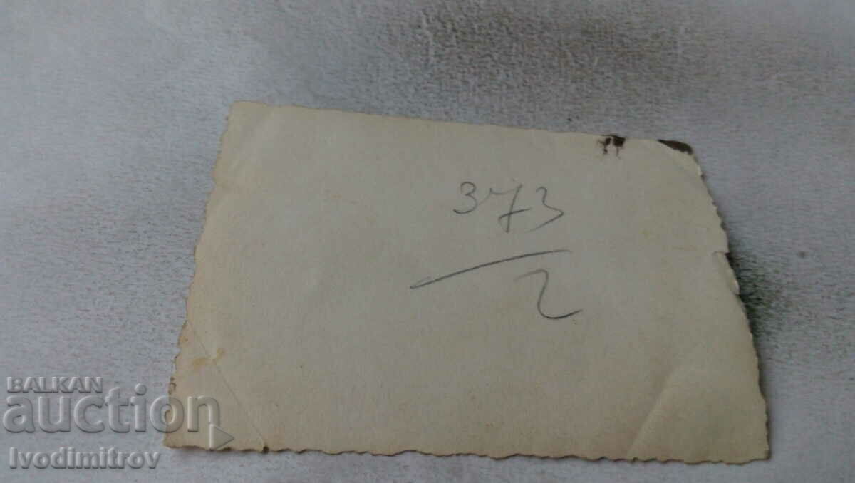 Φωτογραφία Σοφία Μια γυναίκα με χειμωνιάτικο παλτό διασχίζει το δρόμο με τιμή 2.35 BGN | € 1.20 Φωτογραφία Σοφία Μια γυναίκα με χειμωνιάτικο παλτό διασχίζει το δρόμο με τιμή 2.35 BGN | € 1.20