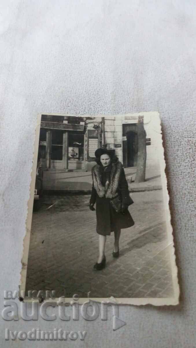 Снимка София Жена със зимно палто пресича улицата