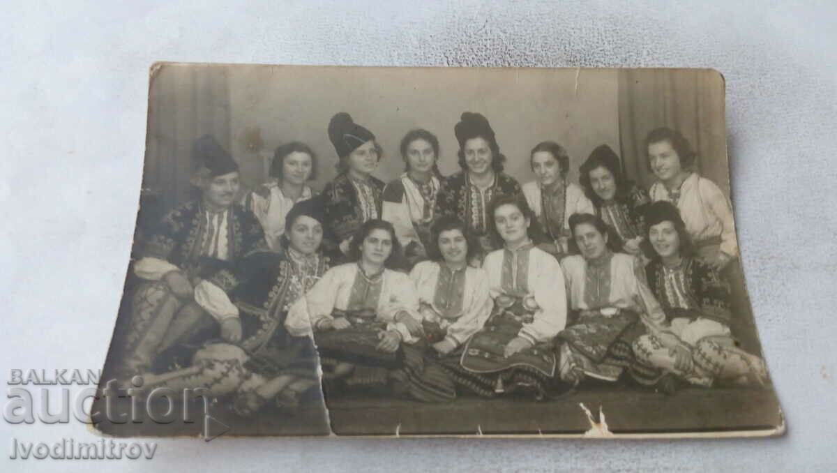 Снимка София Ученици от VI -в класъ в народни носии 1940