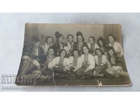 Φωτογραφία Σοφία Μαθητές της Στ΄ τάξης με παραδοσιακές φορεσιές 1940