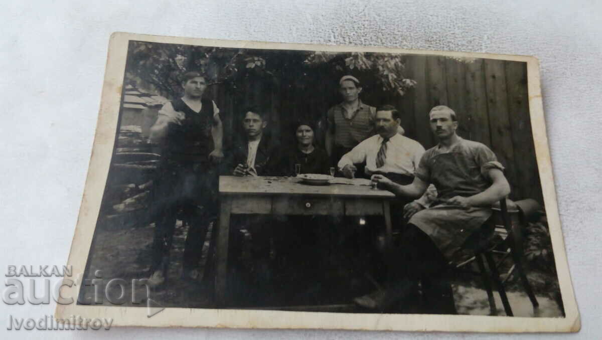 Снимка Работници около маса в двора 1934