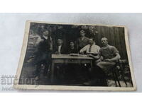 Foto Lucrători în jurul unei mese în curte 1934