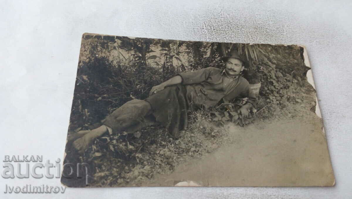 Photo A man lying by the road in 1919
