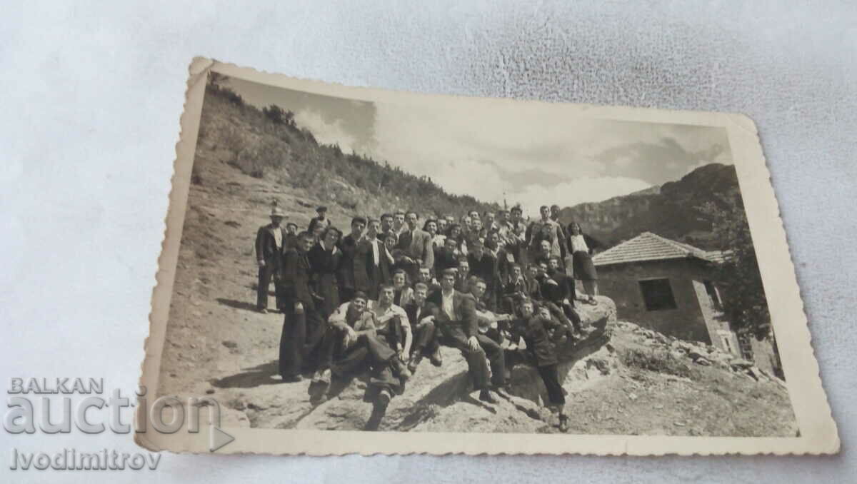 Foto Studenți într-o excursie la munte