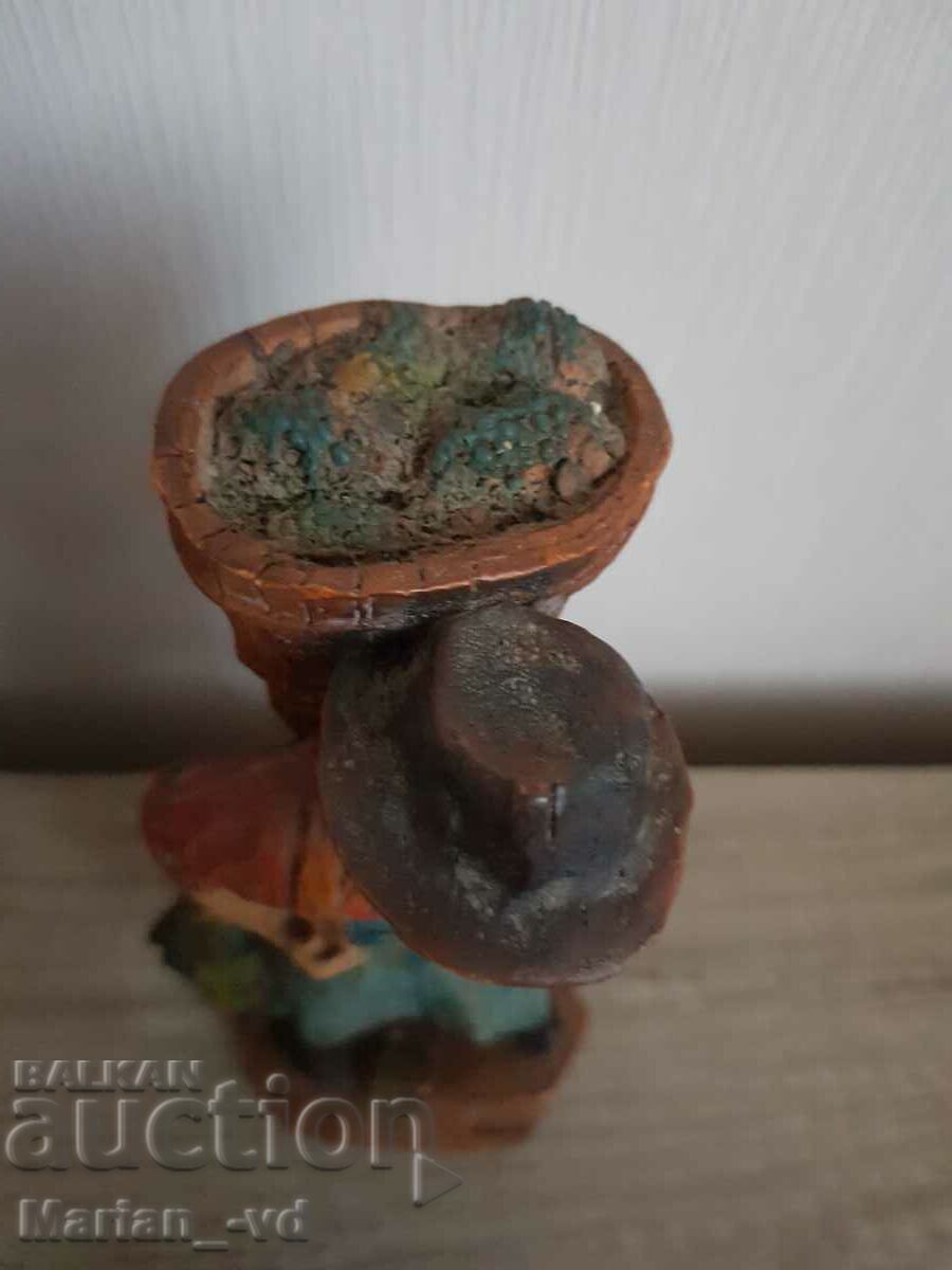 Auction Resin figure Auction Resin figure