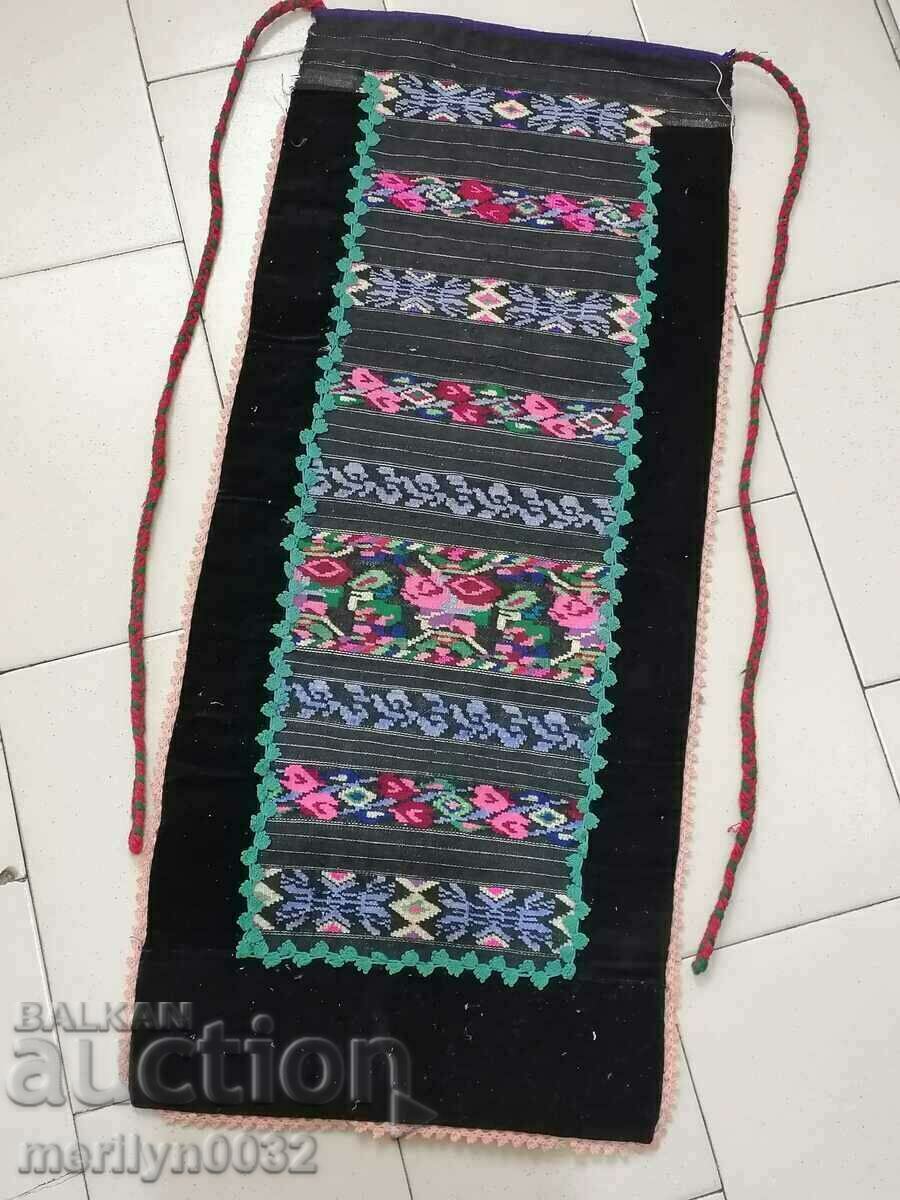 Șorț vechi țesut manual cu broderie, costum