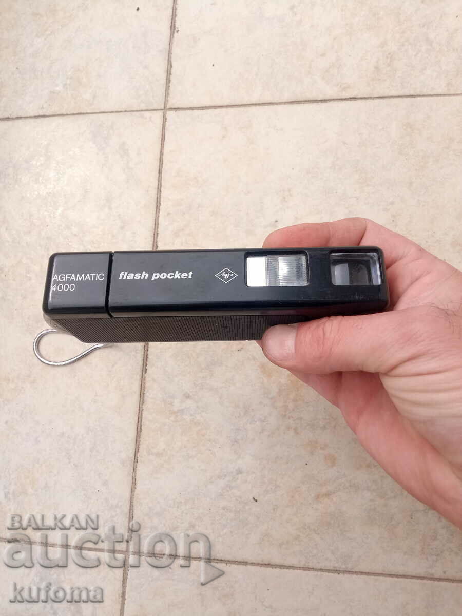 Livrarea Cameră veche de buzunar cu blitz Agfamatic-4000