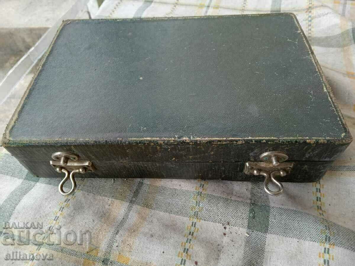 παλιό κιτ με καθρέφτη με τιμή 10.00 BGN | € 5.11 παλιό κιτ με καθρέφτη με τιμή 10.00 BGN | € 5.11