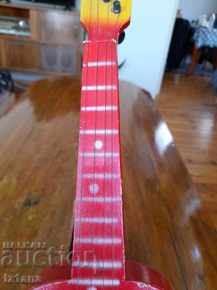 Delivery of Old children's guitar Delivery of Old children's guitar