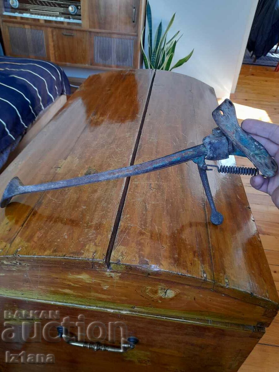 Delivery of Old motorcycle stand Delivery of Old motorcycle stand