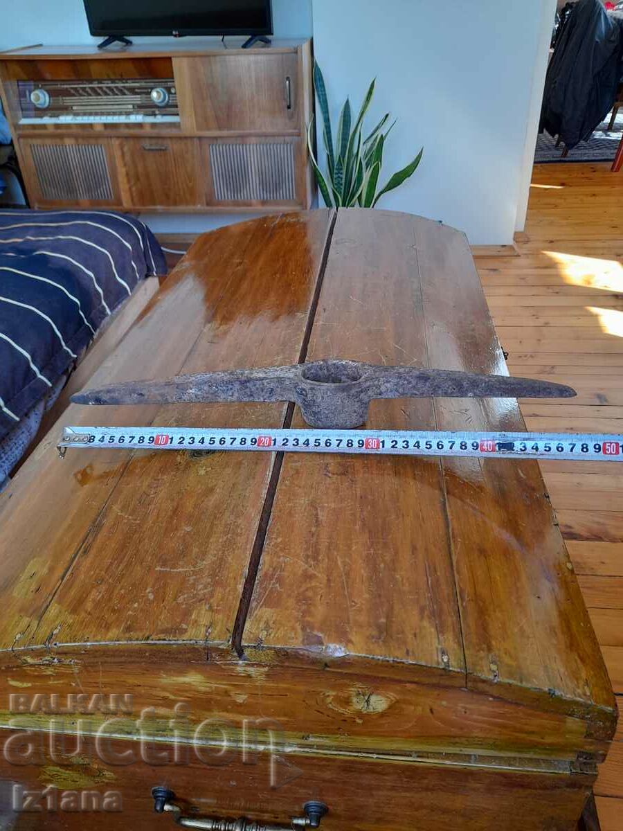 Auction Old pickaxe, kazma Auction Old pickaxe, kazma