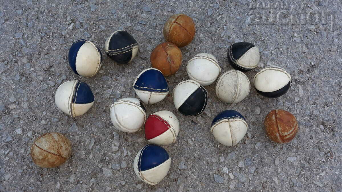Delivery of retro small throwing balls Delivery of retro small throwing balls