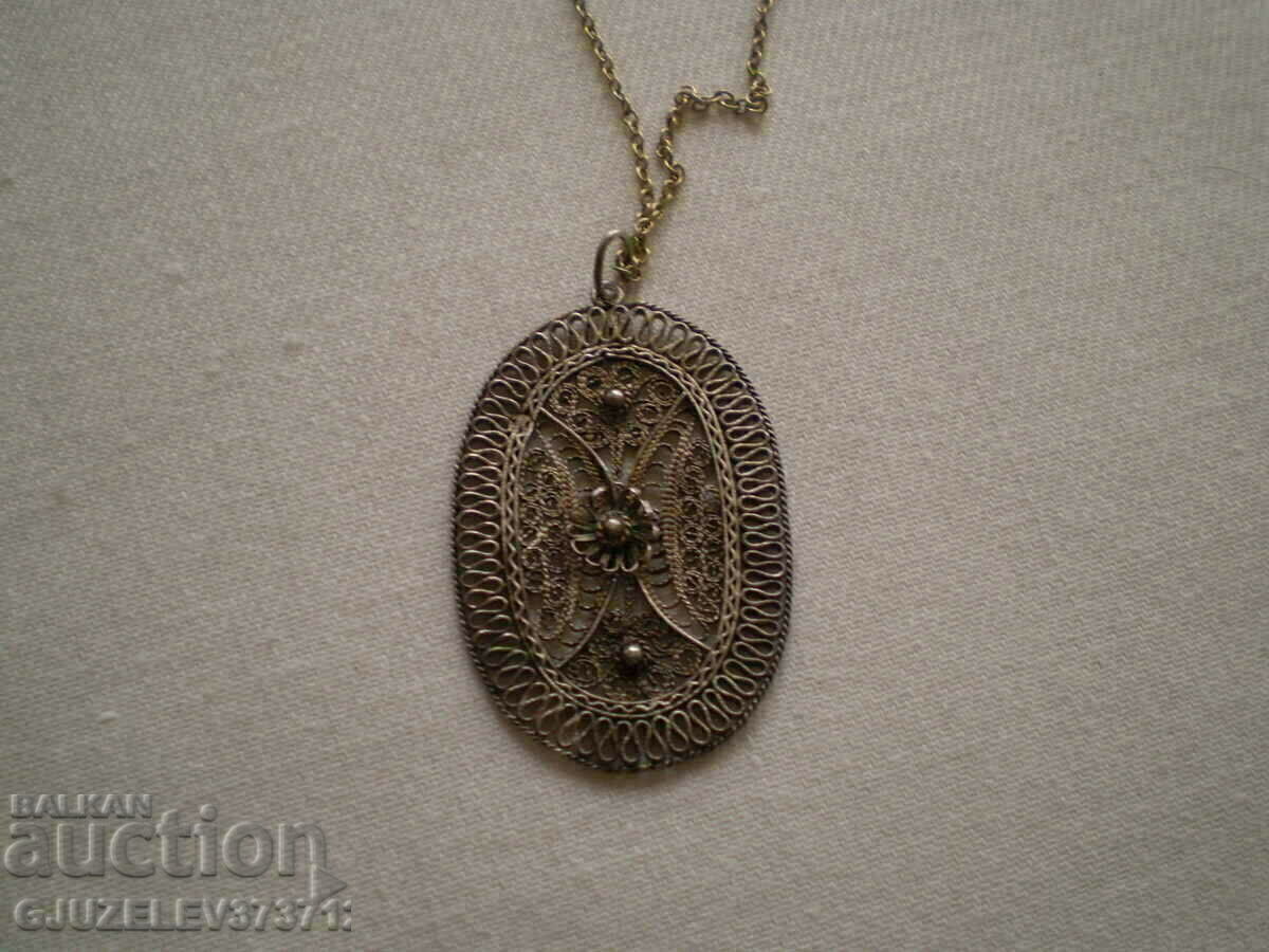 Стар дамски  медальон бял метал  филигран