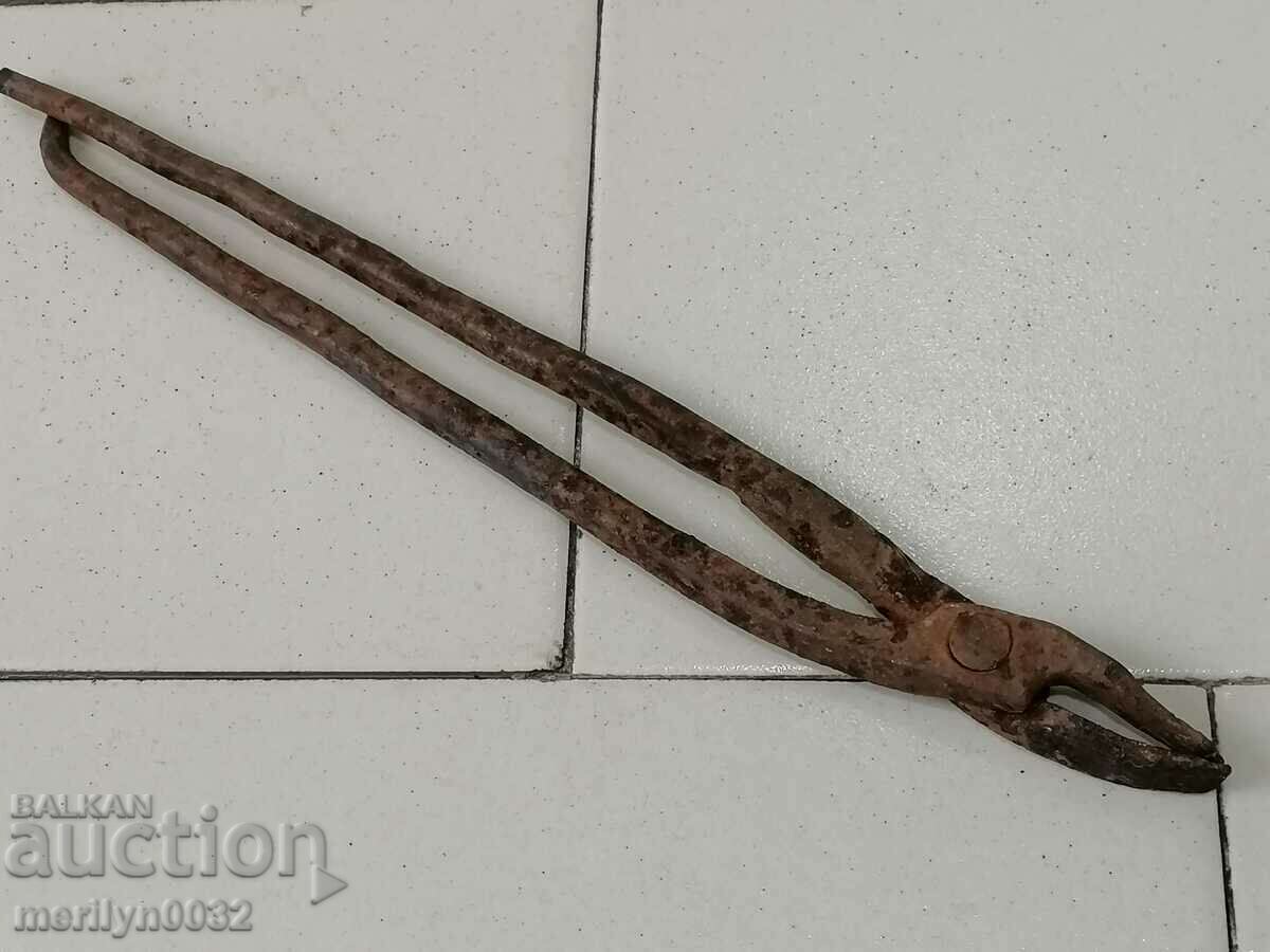 Auction  Forging pliers wrought iron tool