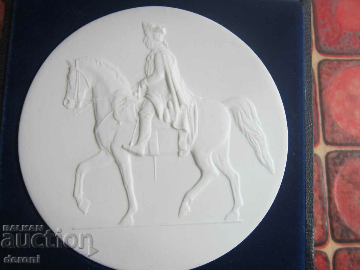 Porcelain painting medal Friedrich 2 porcelain in a box with price 90.00 BGN | € 46.02