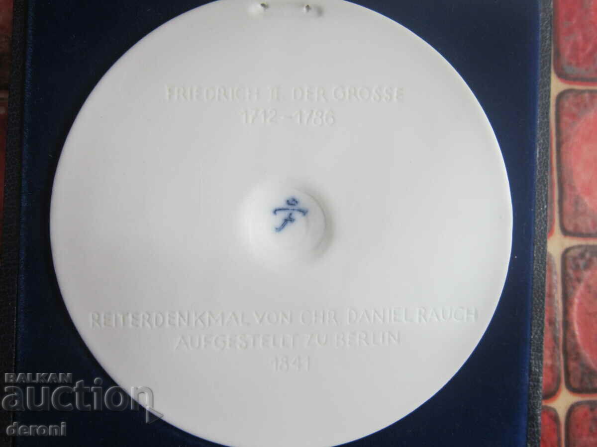 Auction  Porcelain painting medal Friedrich 2 porcelain in a box