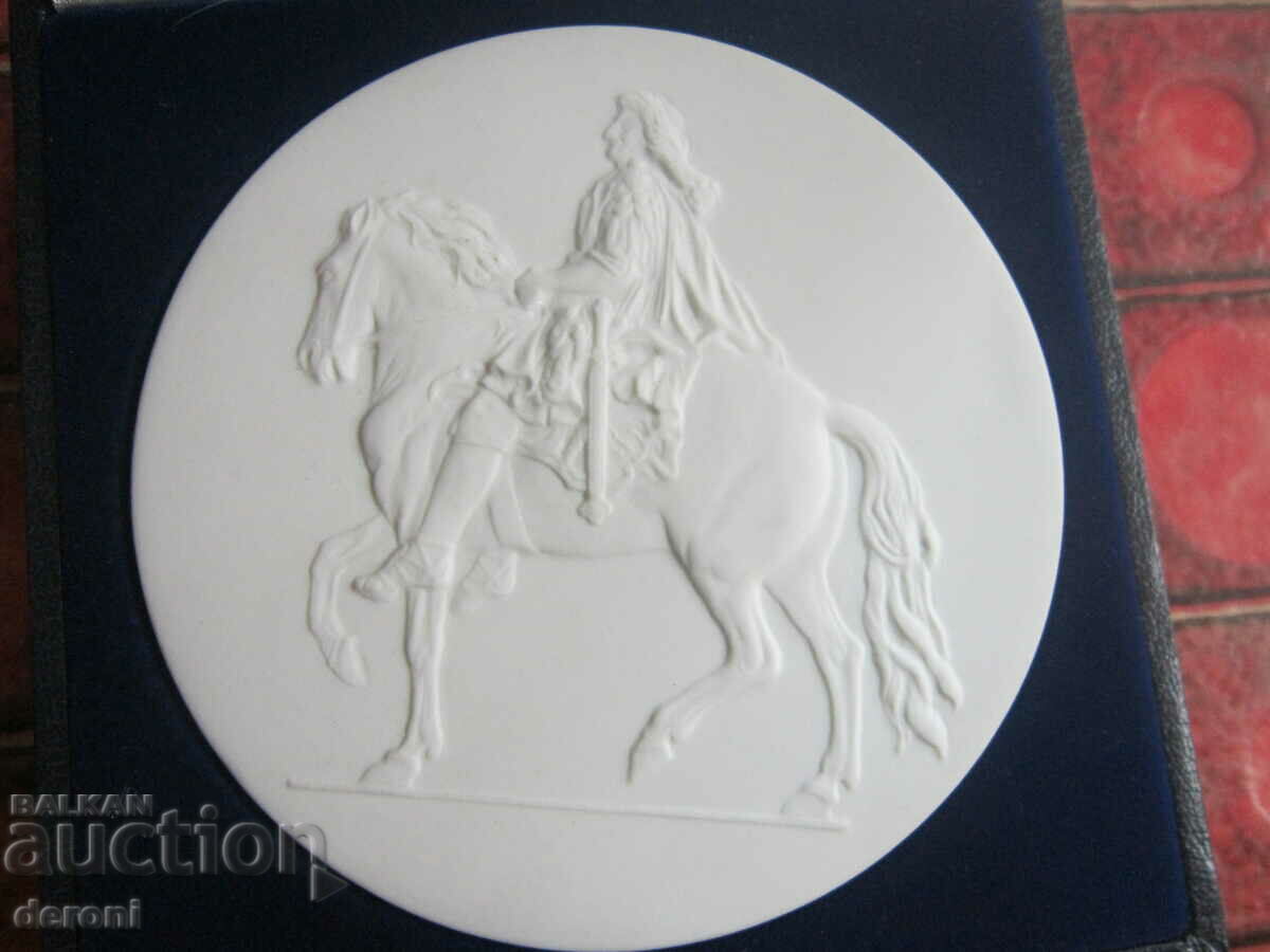 Porcelain painting medal porcelain in box 2 with price 90.00 BGN | € 46.02 Porcelain painting medal porcelain in box 2 with price 90.00 BGN | € 46.02