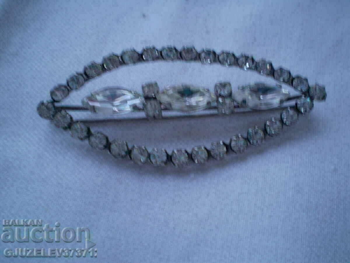 Delivery of Old Women's crystal brooch with silver coating