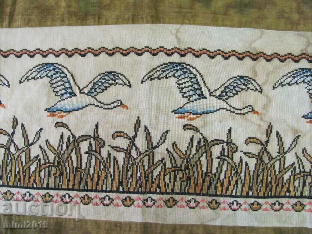 Βιδωτό Χειροποίητο Χαλί, Τραπεζομάντηλο με τιμή 27.00 BGN | € 13.80 Βιδωτό Χειροποίητο Χαλί, Τραπεζομάντηλο με τιμή 27.00 BGN | € 13.80