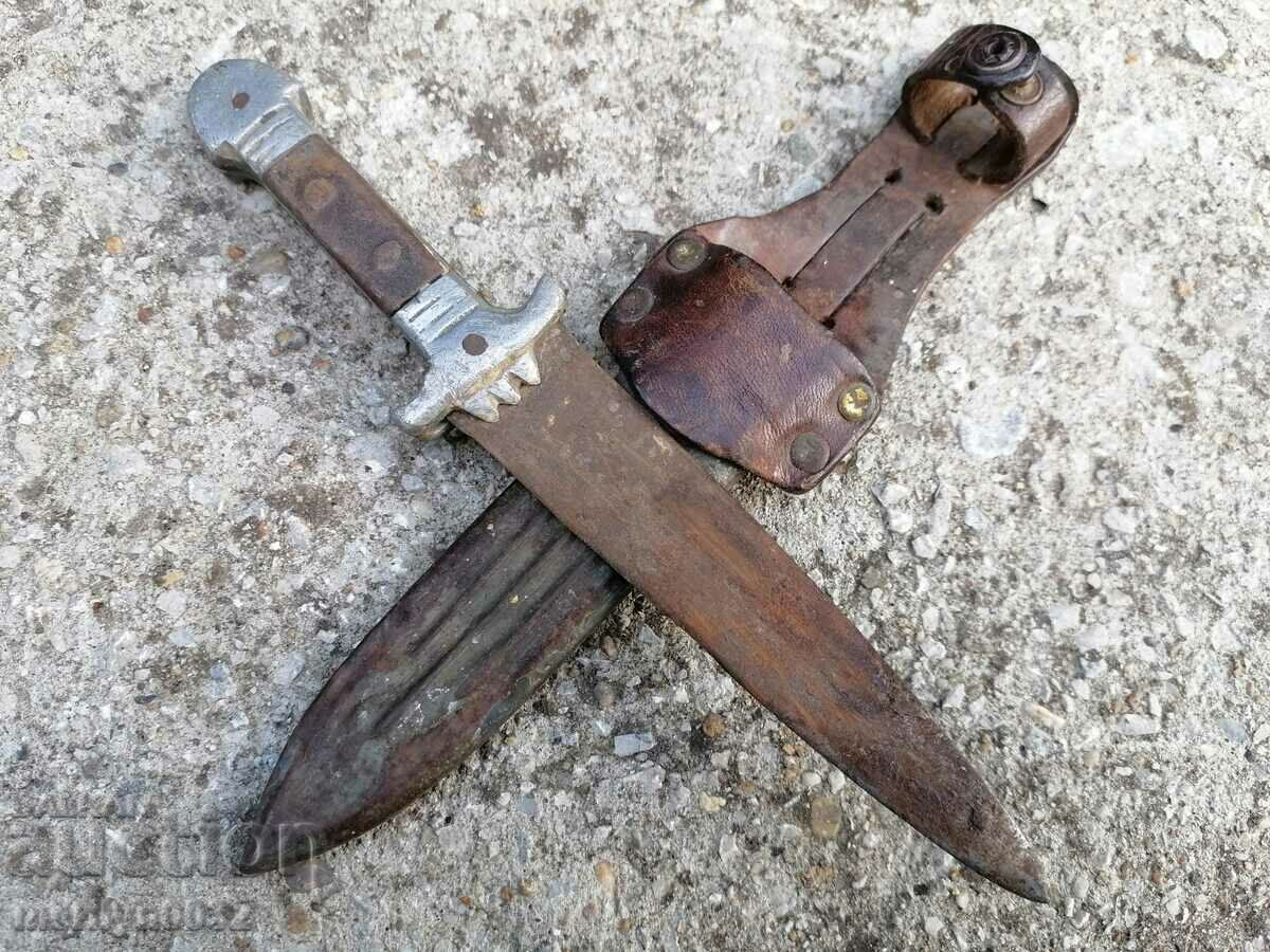 Pumnal vechi de burlac pe 20 în Gabrovo cuțit cu teacă
