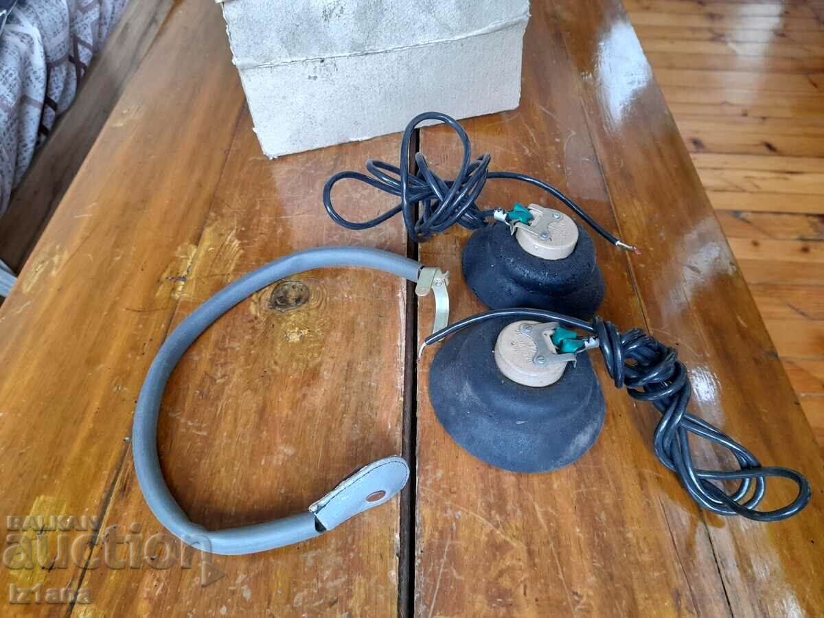 Old headphones with price 20.00 BGN | € 10.23 Old headphones with price 20.00 BGN | € 10.23