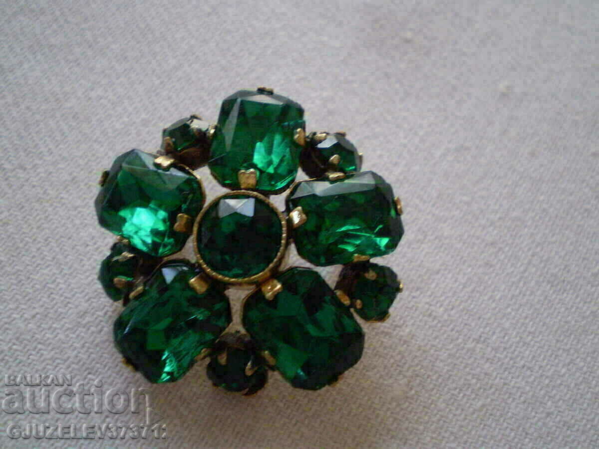 Стара дамска брошка с зелени кристали с цена 40.00 лв. | € 20.45 Стара дамска брошка с зелени кристали с цена 40.00 лв. | € 20.45