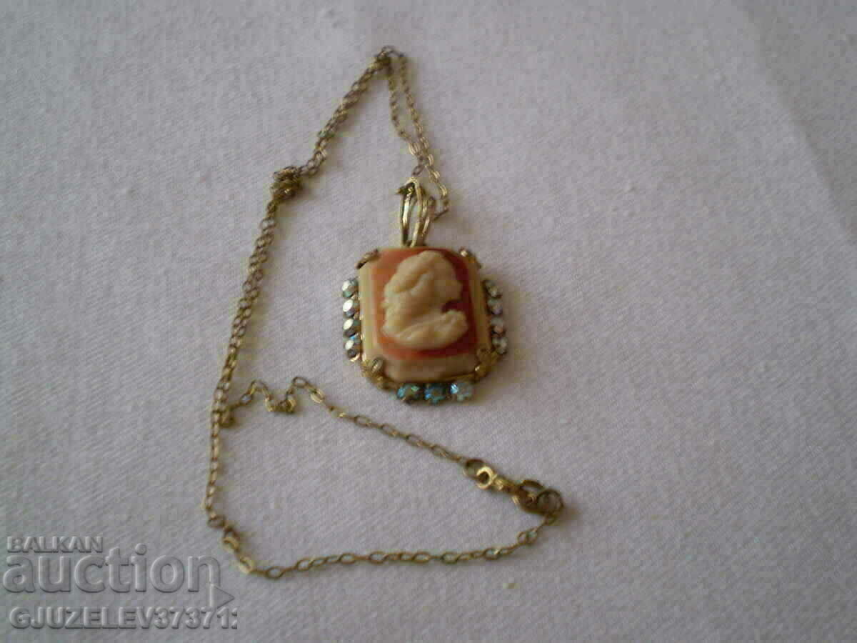 cameo medalion pe lant alama sticla multicolora
