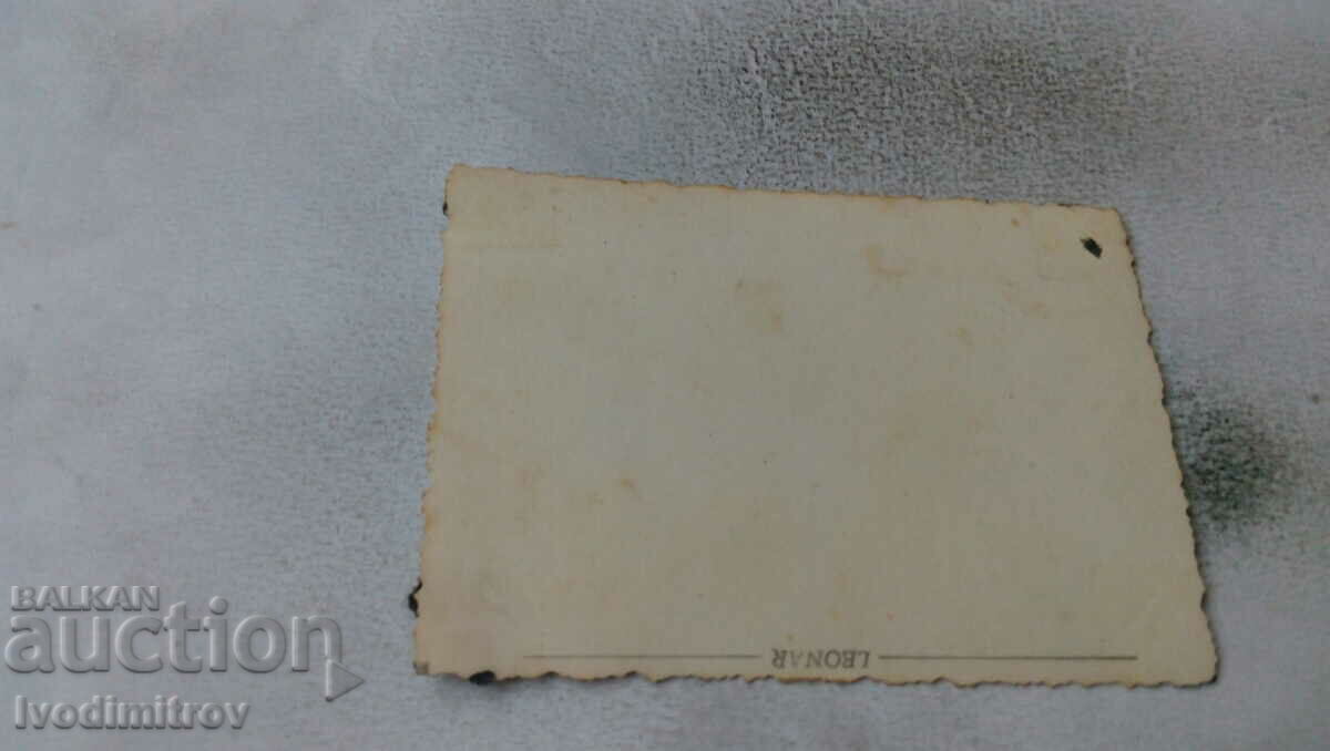 Φωτογραφική εταιρεία σε έναν πέτρινο τοίχο δίπλα στη θάλασσα με τιμή 1.45 BGN | € 0.74