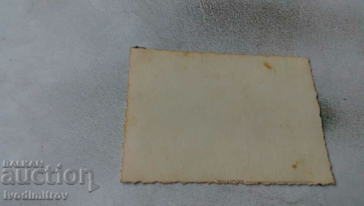 Φωτογραφική εταιρεία σε έναν πέτρινο τοίχο δίπλα στη θάλασσα με τιμή 1.45 BGN | € 0.74 Φωτογραφική εταιρεία σε έναν πέτρινο τοίχο δίπλα στη θάλασσα με τιμή 1.45 BGN | € 0.74