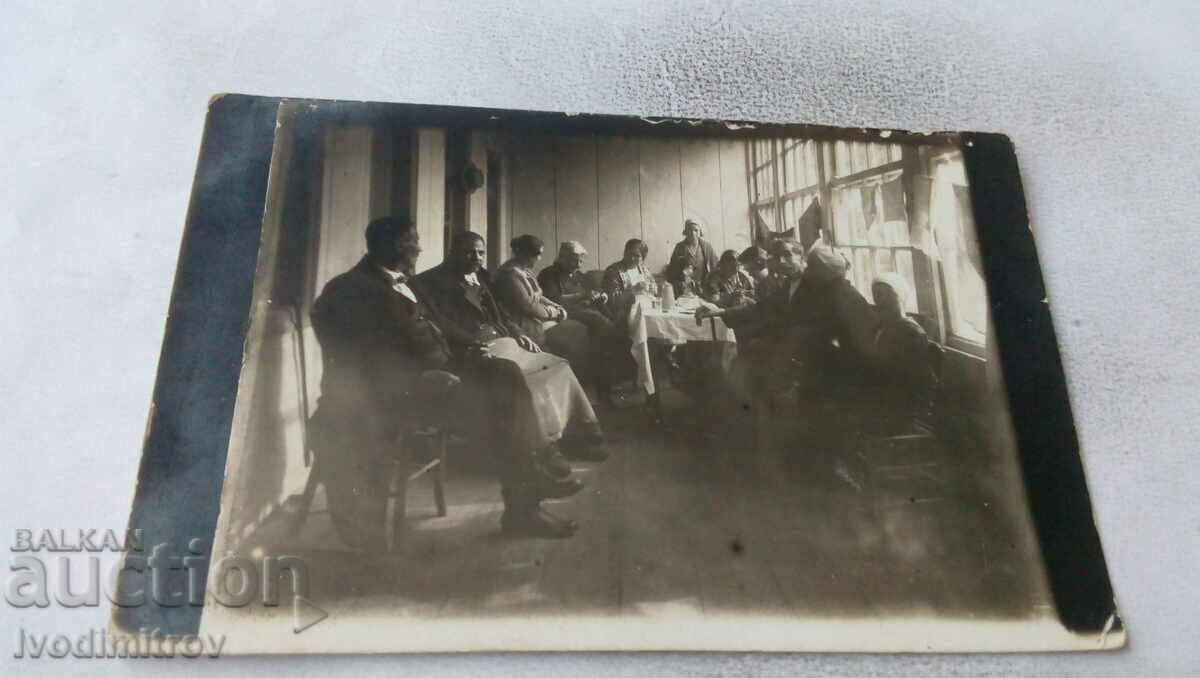 Photo Men and women on a glazed terrace