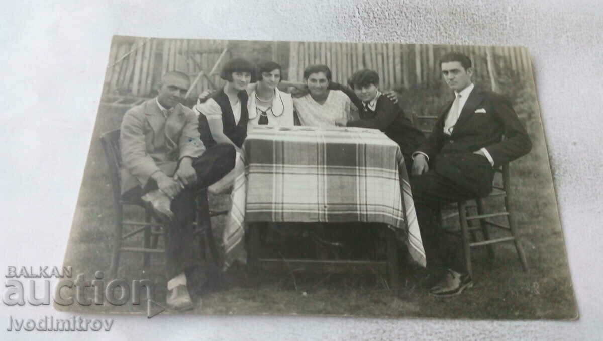 Снимка Младежи и девойки около маса в двора на къща 1929